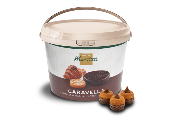 Secchio grande di crema spalmabile Master Martini Caravella, con pasticcini e cioccolatini accanto