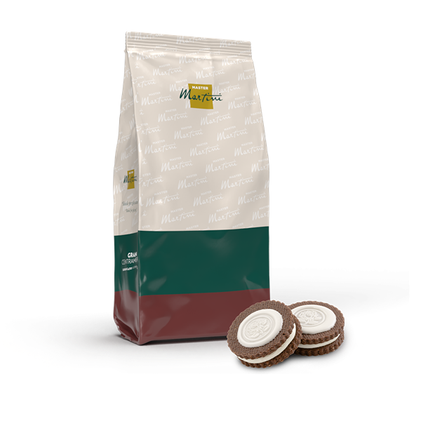 Sacchetto Master Martini bianco, verde e bordeaux accanto a due biscotti al cioccolato con crema