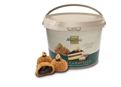 Secchiello di crema spalmabile Master Martini con paste ripiene di cioccolato e una torta a strati accanto.