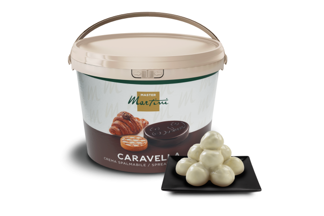 Vaschetta di crema spalmabile Master Martini Caravella con tartufi al cioccolato bianco su piatto quadrato nero.