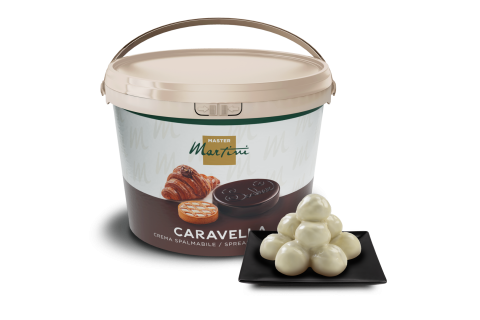 Vaschetta di crema spalmabile Master Martini Caravella con tartufi al cioccolato bianco su piatto quadrato nero.