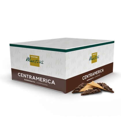 Confezione di cioccolato compound Master Martini Centramerica con un pezzo triangolare di cialda al cioccolato accanto.