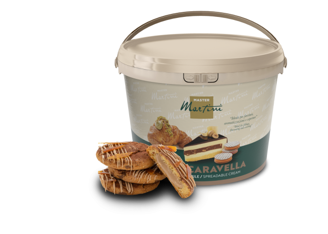 Secchiello di crema spalmabile Master Martini Caravella accanto a paste farcite glassate al cioccolato bianco.