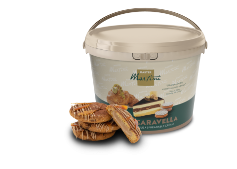Secchiello di crema spalmabile Master Martini Caravella accanto a paste farcite glassate al cioccolato bianco.