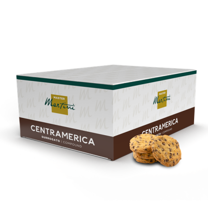 Scatola bianca e marrone del compound Master Martini Centramerica, con biscotti al cioccolato impilati accanto.