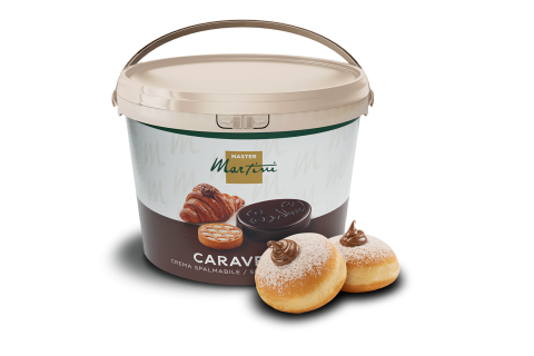 Secchiello Master Martini Caravella di crema spalmabile al cioccolato accanto a due donut zuccherati ripieni