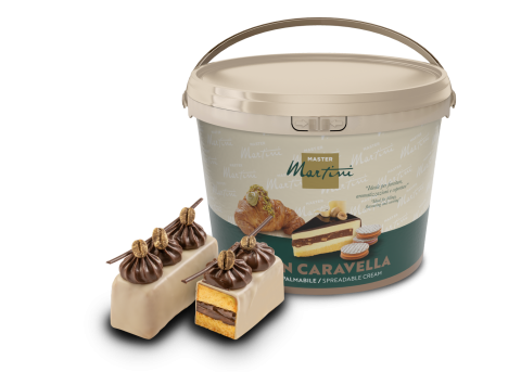 Secchiello di crema spalmabile Master Martini accanto a paste glassate al cioccolato con crema e pan di Spagna.