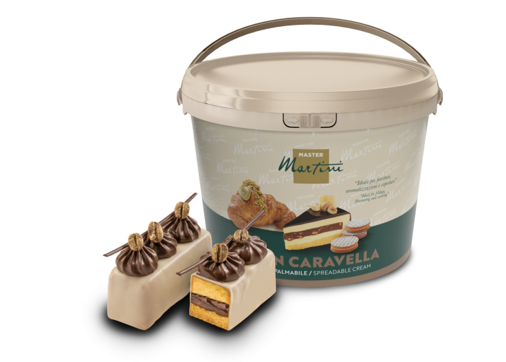 Secchiello di crema spalmabile Master Martini accanto a paste glassate al cioccolato con crema e pan di Spagna.