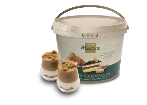Secchio di crema spalmabile Master Martini accanto a due coppette con crema, cioccolato e granella di pistacchio.