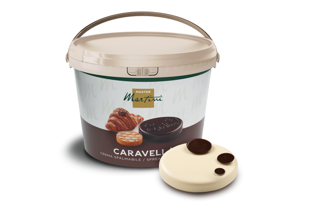 Secchiello di plastica beige Master Martini Caravella con crema spalmabile, accanto a un disco di cioccolato fondente...