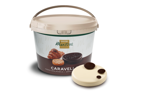 Secchiello di plastica beige Master Martini Caravella con crema spalmabile, accanto a un disco di cioccolato fondente...