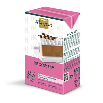 Cartone rosa da 1L panna da montare zuccherata Master Martini Decor UIP, 24% grassi, con torta a fette.