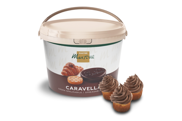 Secchiello di crema spalmabile Master Martini Caravella accanto a tre cupcake con glassa al cioccolato.