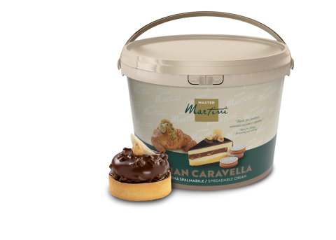 Secchiello di crema spalmabile Master Martini Gran Caravella vicino a una crostata glassata al cioccolato.