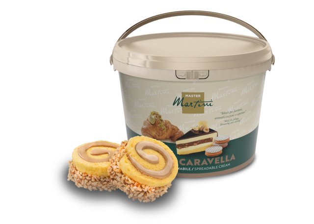 Secchiello di crema spalmabile Master Martini Caravella con due rotolini di pan di Spagna alla frutta secca e crema.
