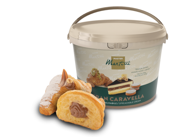 Secchio di crema spalmabile Master Martini Gran Caravella accanto a due paste farcite con zucchero a velo