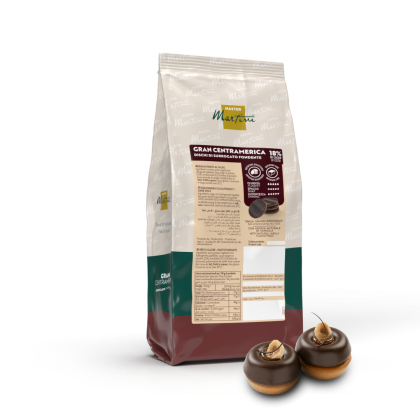 Sacchetto di dischi di cioccolato fondente Master Martini Gran Centramerica (18% cacao) accanto a due dolci glassati.