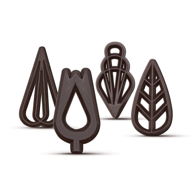 Quattro forme decorative marrone scuro, tra cui gocce e foglie con motivi traforati, su sfondo bianco