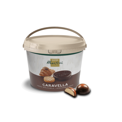 Secchiello beige di crema spalmabile Master Martini Caravella accanto a un tartufo ripieno e dolci al cioccolato