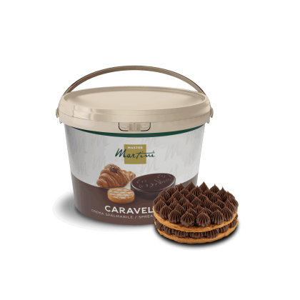 Secchiello di crema spalmabile al cioccolato Master Martini Caravella vicino a un dolce con ciuffi di cioccolato.