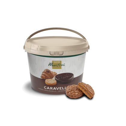 Secchio beige di crema spalmabile Master Martini Caravelle con biscotto farcito accanto