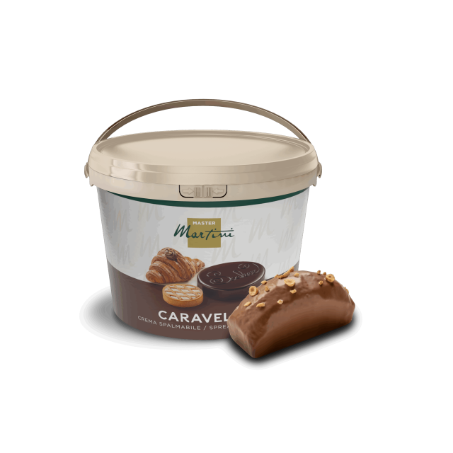 Vaschetta di crema spalmabile alla nocciola Master Martini Caravella accanto a un dolce glassato al cioccolato con gr...
