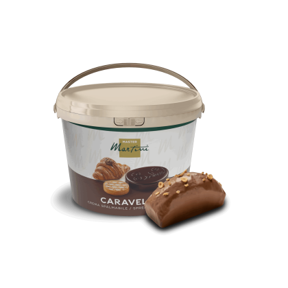Vaschetta di crema spalmabile alla nocciola Master Martini Caravella accanto a un dolce glassato al cioccolato con gr...