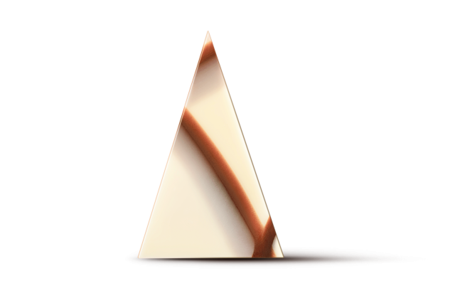 Triangolo di cioccolato bianco con una spirale di caramello scuro o salsa al cioccolato in diagonale.