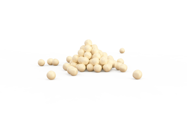 Piramide di piccole sfere color crema con alcune sfere sparse su sfondo bianco