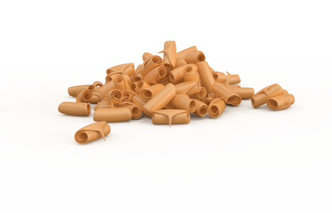 Mucchio di pasta tubolare color tabacco, simile a garganelli o rigatoni, su sfondo bianco.