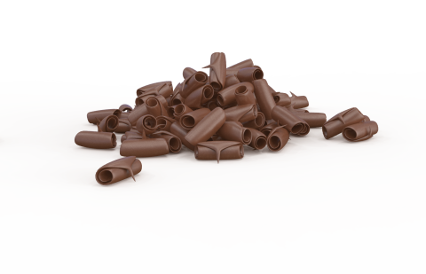 Riccioli di cioccolato sparsi su sfondo bianco