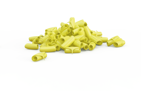 Formati di pasta gialli, curvi e tubolari simili a rigatoni sparsi su sfondo bianco.
