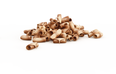 Riccioli di legno arrotolati su sfondo bianco.
