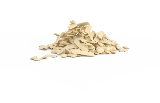 Mucchio di scaglie beige irregolari, simili a plastica o cera, su sfondo bianco.