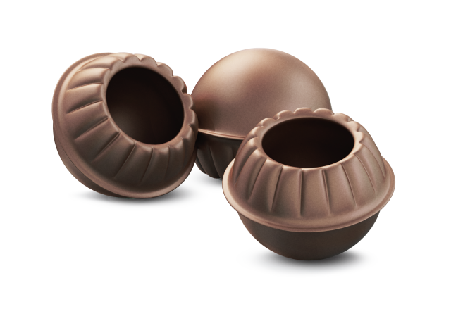 Tre gusci di cioccolato vuoti, rotondi, con bordo scanalato e centro cavo, su sfondo bianco.
