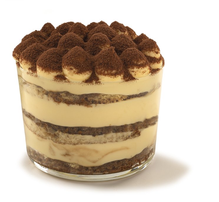 Tiramisù a strati in coppa di vetro, con crema e savoiardi alternati, sormontato da cucchiaiate di cacao.