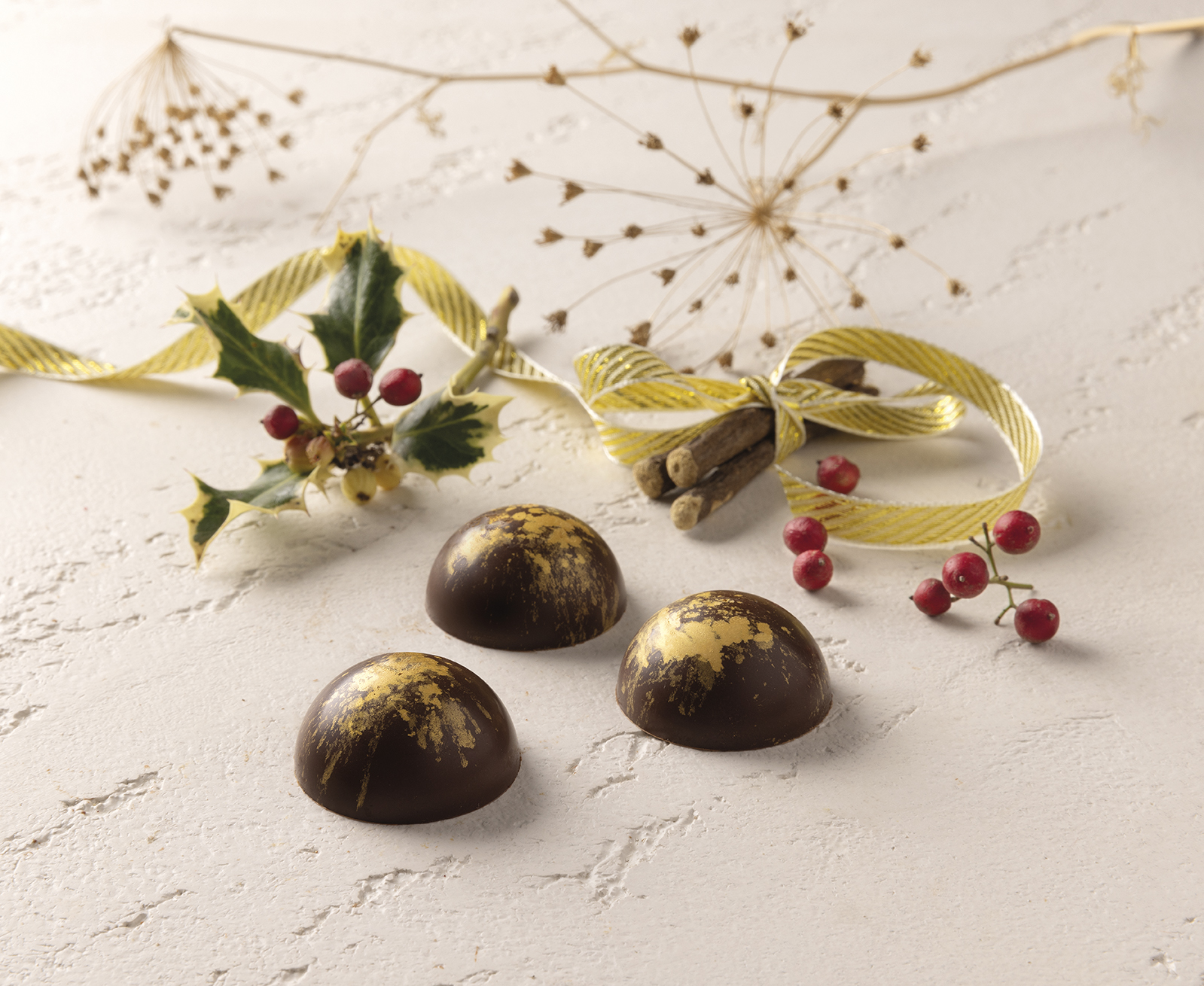 tre praline cioccolato e liquirizia con sfumature dorate